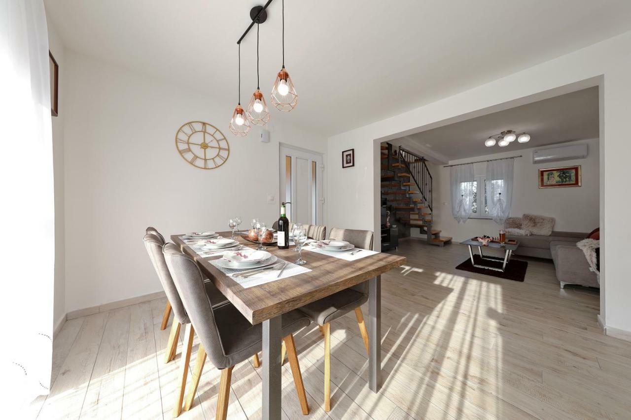Holiday Home Hrast Debeljak Bagian luar foto