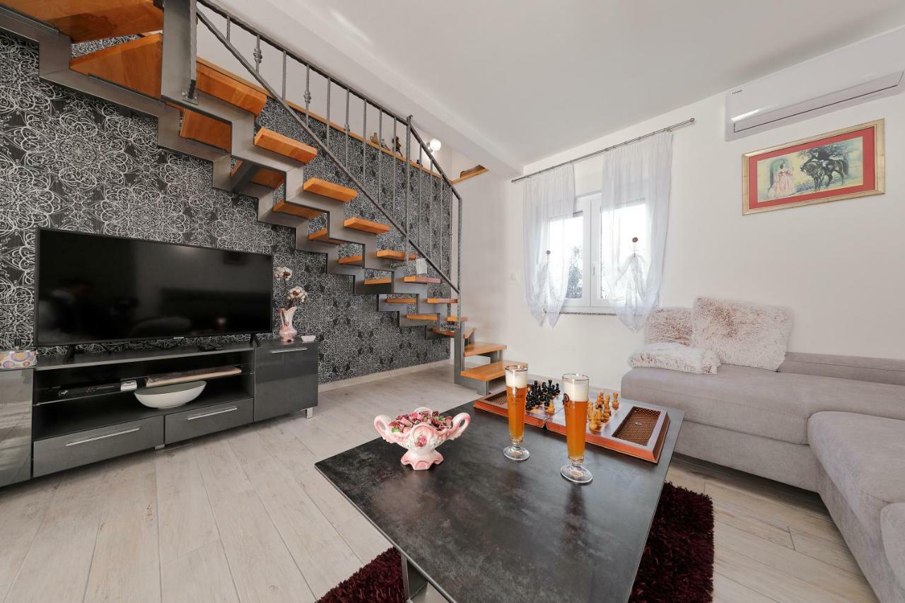Holiday Home Hrast Debeljak Bagian luar foto