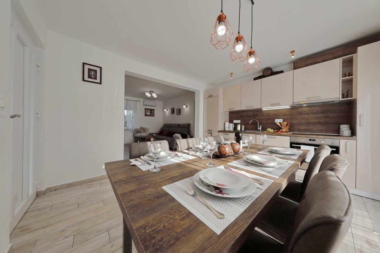 Holiday Home Hrast Debeljak Bagian luar foto