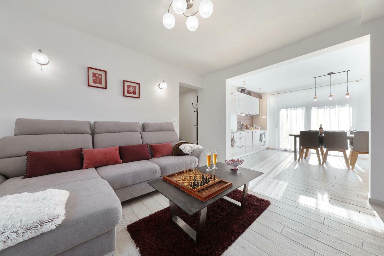 Holiday Home Hrast Debeljak Bagian luar foto